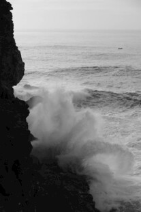 海浪拍击岸边岩石