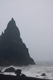 雾中海边嶙峋孤峰