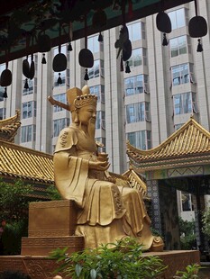 中式铜雕坐像