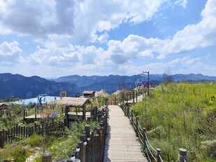 湖畔木栈道