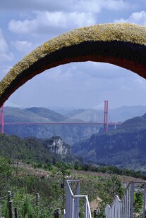 山间拱形景观与远处桥梁