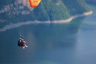 空中滑翔者俯瞰山水美景