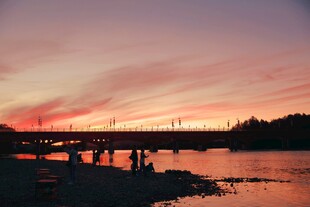 夕阳下的河畔美景