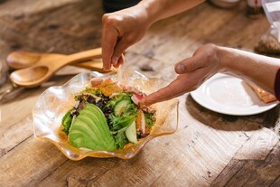 手捧美味牛油果塔可