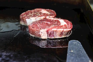 西餐美食煎锅上的鲜嫩生牛排