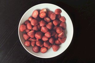 白盘里的新鲜红色果实
