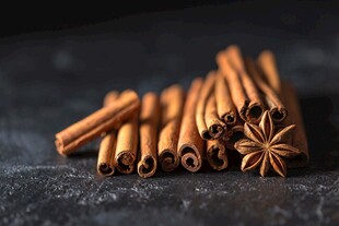 肉桂棒与八角香料组合