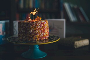 点燃火花的美味生日蛋糕