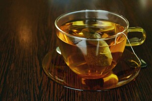 透明玻璃杯中泡着的花茶