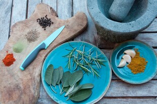 厨房中的多彩香料与工具