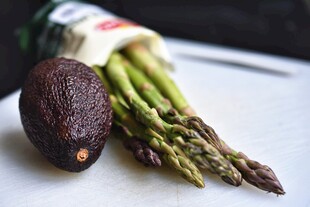 牛油果与芦笋新鲜食材