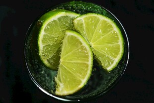 玻璃杯中鲜切青柠片