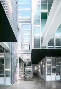 现代简约风格的通透建筑空间