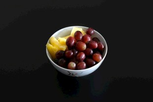 碗中多彩水果组合