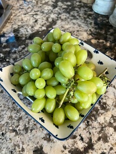 盘中绿葡萄