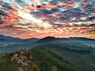 广宁马骝山朝霞美景