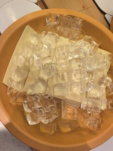 盘中冰块与透明片状物