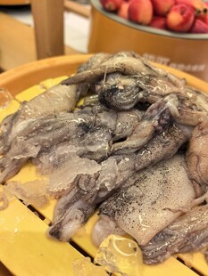 新鲜墨鱼摆放在木盘上