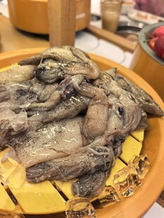 竹篮中的特色干制菌类