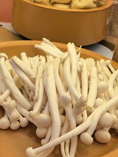 新鲜蟹味菇摆放在盘中