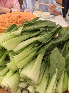 新鲜青菜摆放在餐桌上