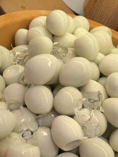 木碗中的白色圆润汤圆
