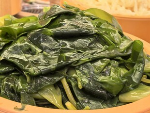 新鲜菠菜置于木碗中