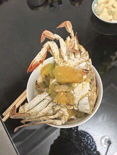 美味大闸蟹置于米饭之上