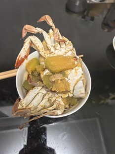 碗中美味螃蟹筷子夹起