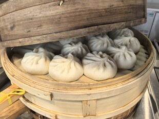 竹笼里的美味鲜肉小笼包