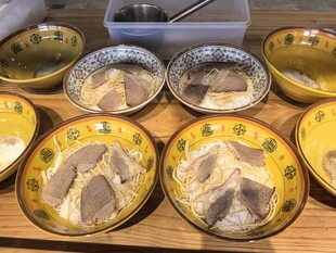 日式刺身拼盘展示