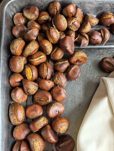 烤盘上的美味烤栗子