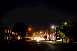 夜晚街道的灯光景象