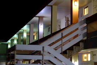 夜间光影下的建筑楼梯