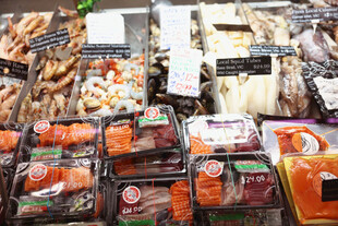 超市多样肉类食品陈列