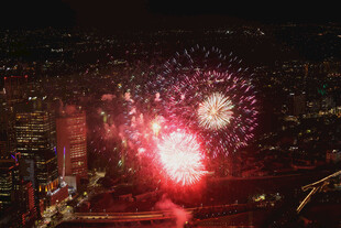 城市夜空绚烂烟花绽放