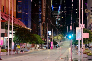 城市夜晚街道的繁华景象