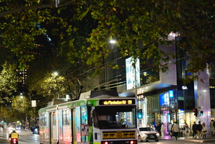 城市夜间街道的公交景象