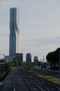城市铁轨旁的高耸摩天大楼