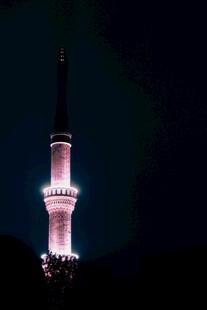 夜晚点亮的高耸尖塔
