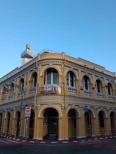复古黄色建筑外观风采