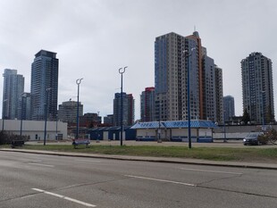 城市道路旁的高楼建筑群