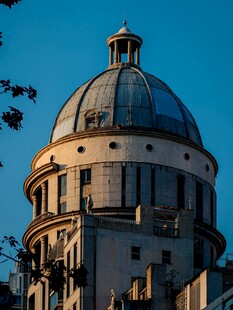 古典圆顶建筑外观特写