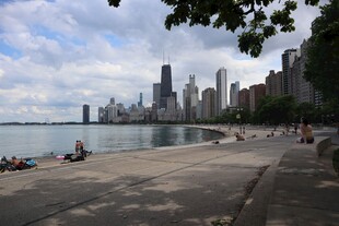 湖畔边的城市天际线美景