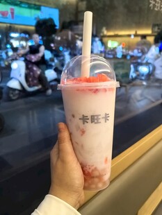 手持美味草莓奶茶特写