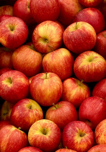 红彤彤的新鲜苹果堆