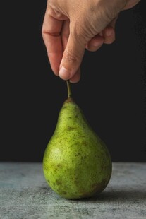手捏青梨特写