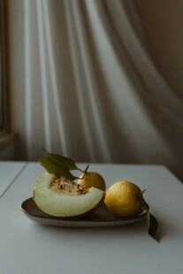 盘中水果静物展示
