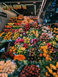 缤纷多彩的水果摊位展示
