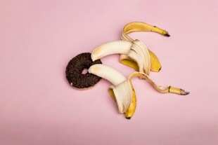 剥开的香蕉与巧克力